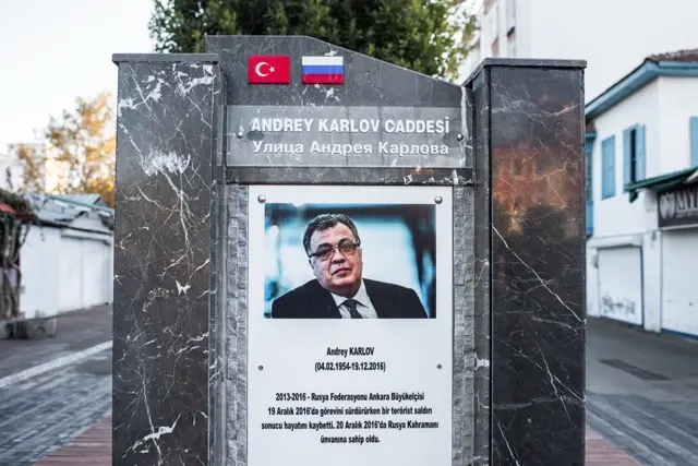 Памятник Андрею Карлову в Демре
