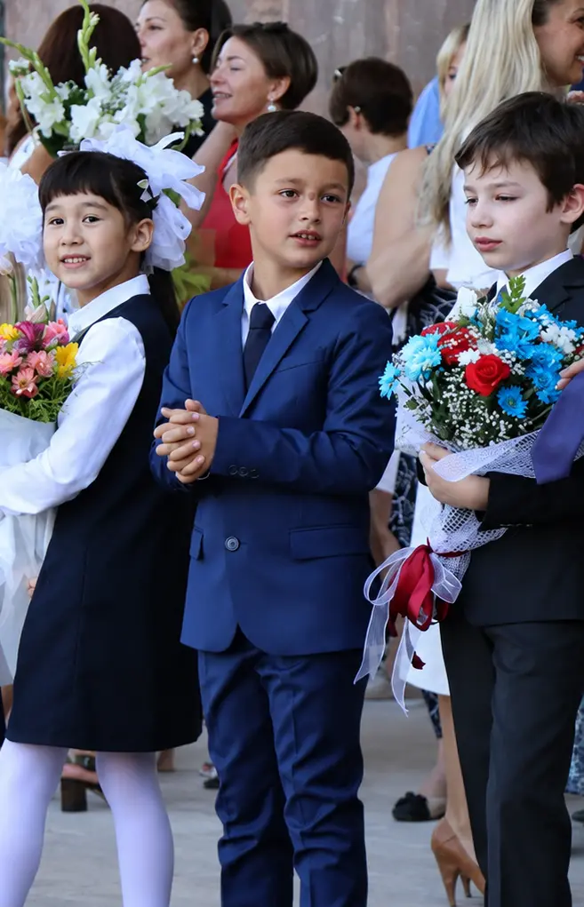 Ученики на школьном празднике